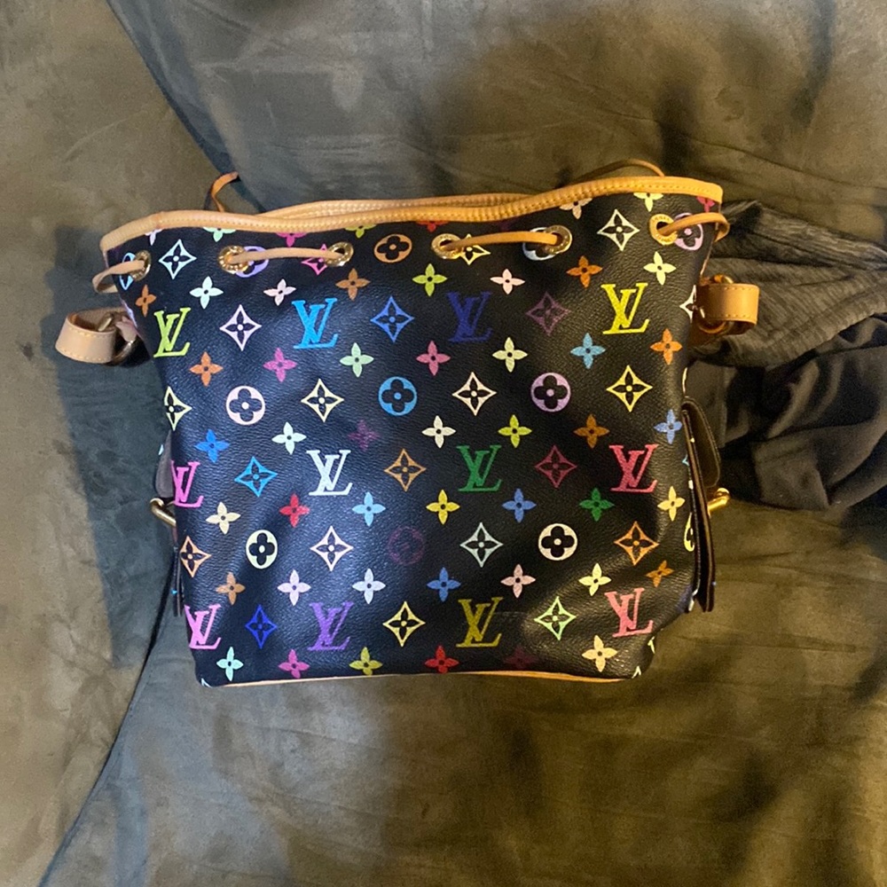 Louis Vuitton - Picture 1 of 6